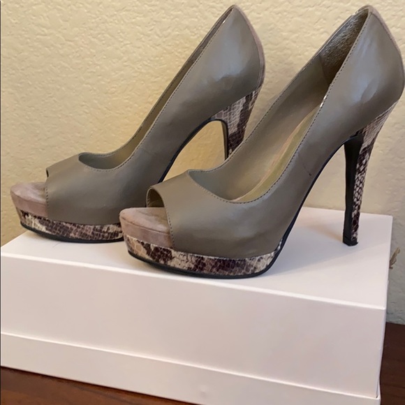 Jessica Simpson Taupe and Snakeskin heels - Picture 3 of 8
